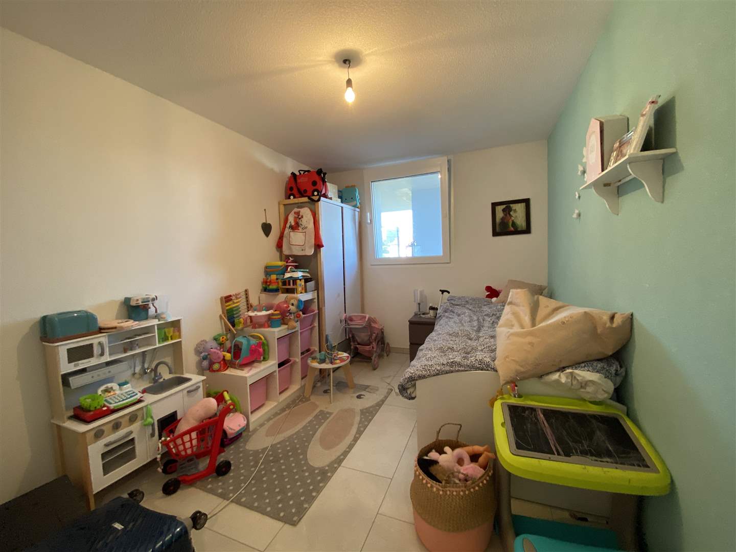 Kinderzimmer mit Spielbereich