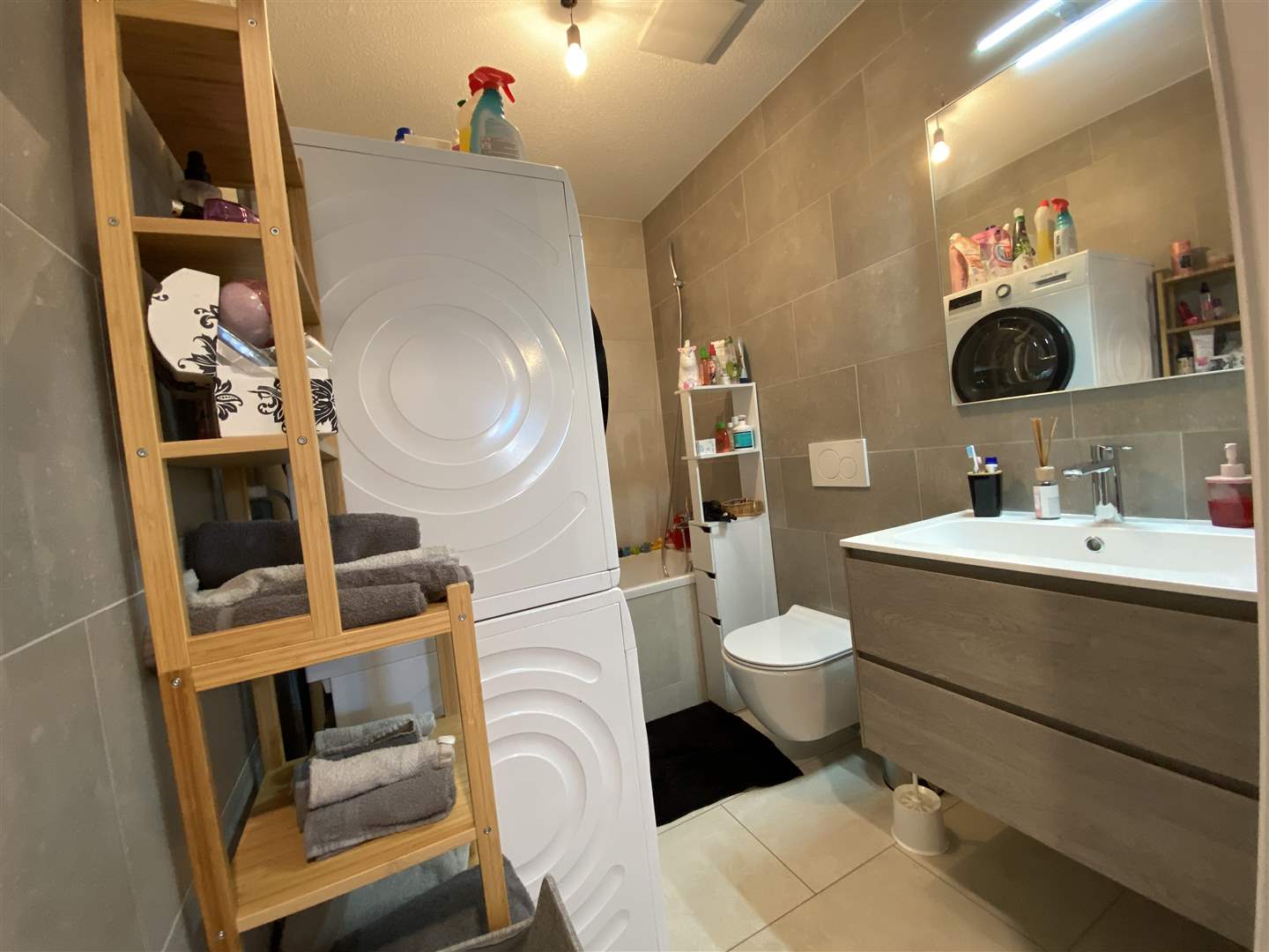 Badezimmer mit Waschtisch und Waschtrockner