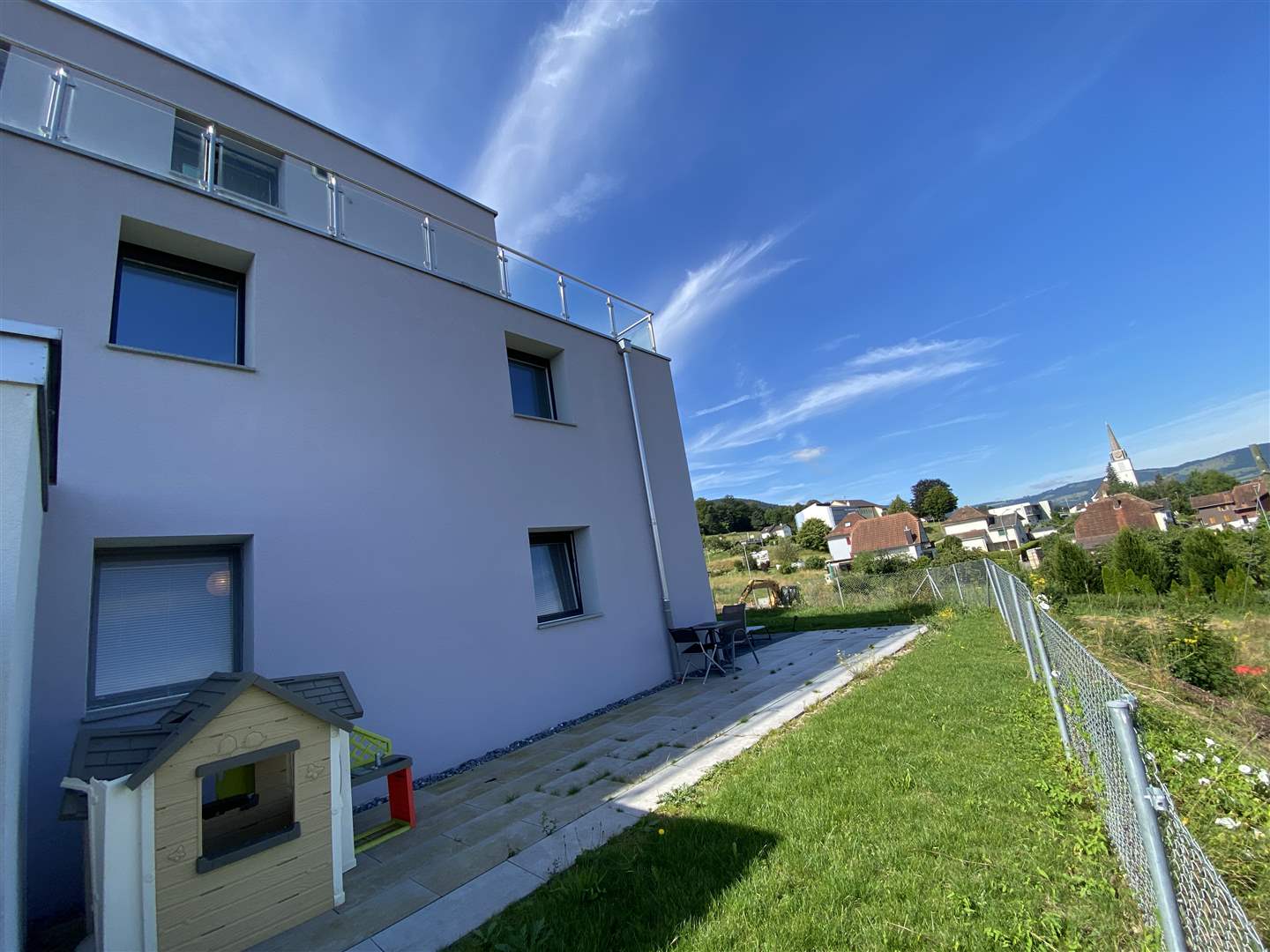 Moderne Außenansicht mit Garten und Ausblick