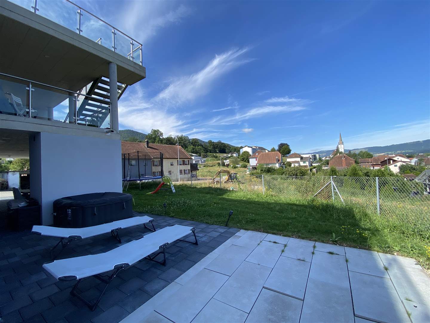 Außenbereich mit Terrasse und Gartenblick
