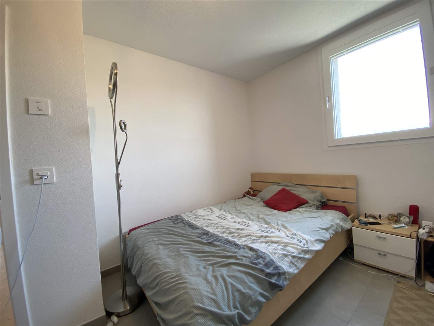 Schlafzimmer mit Doppelbett und Fenster