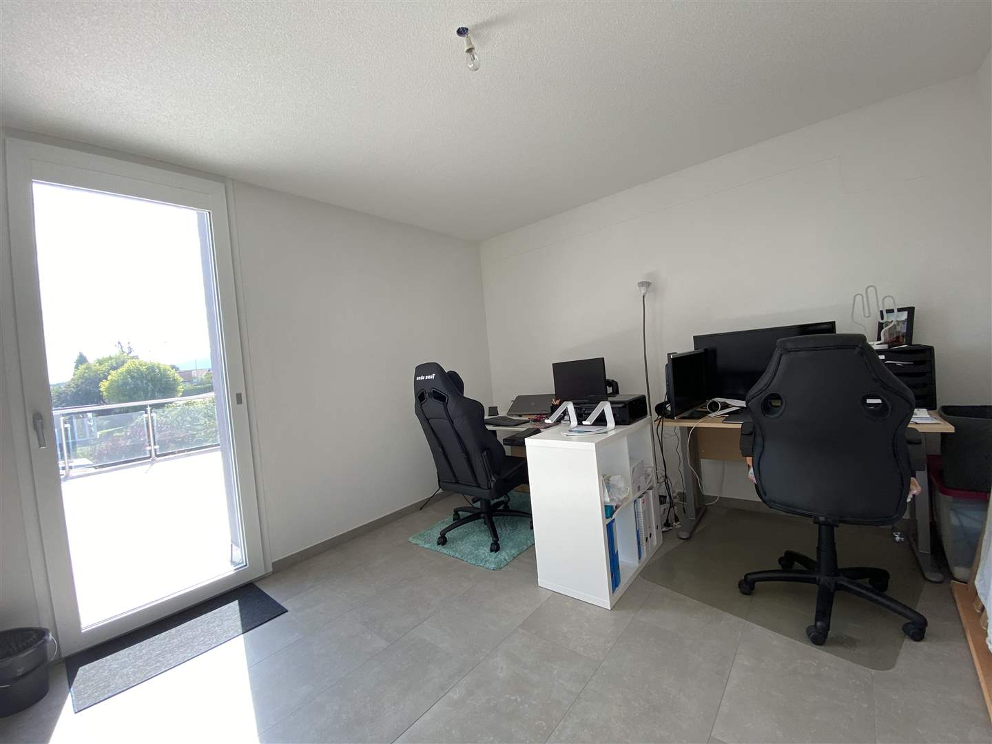 Helles Arbeitszimmer mit Balkonzugang