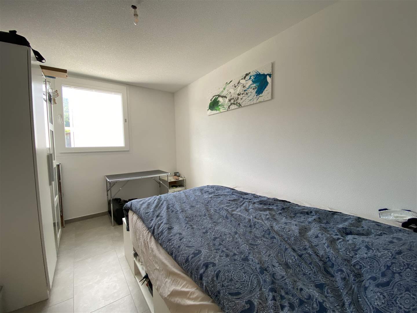 Schmales Schlafzimmer mit Einzelbett