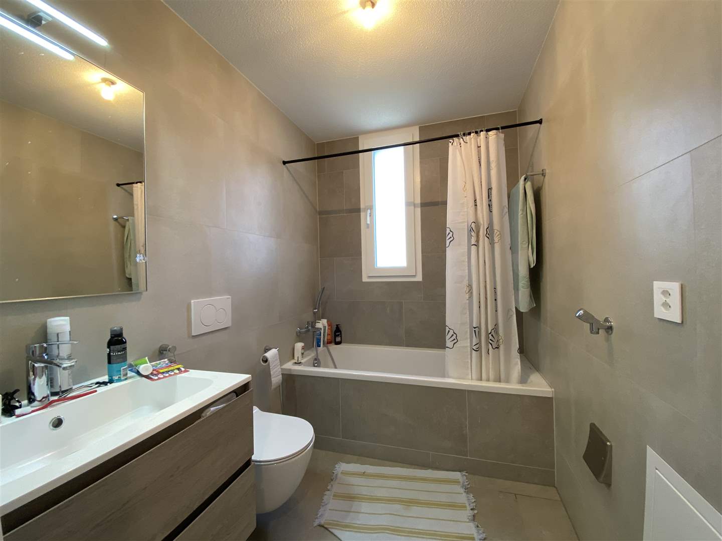 Modernes Badezimmer mit Badewanne