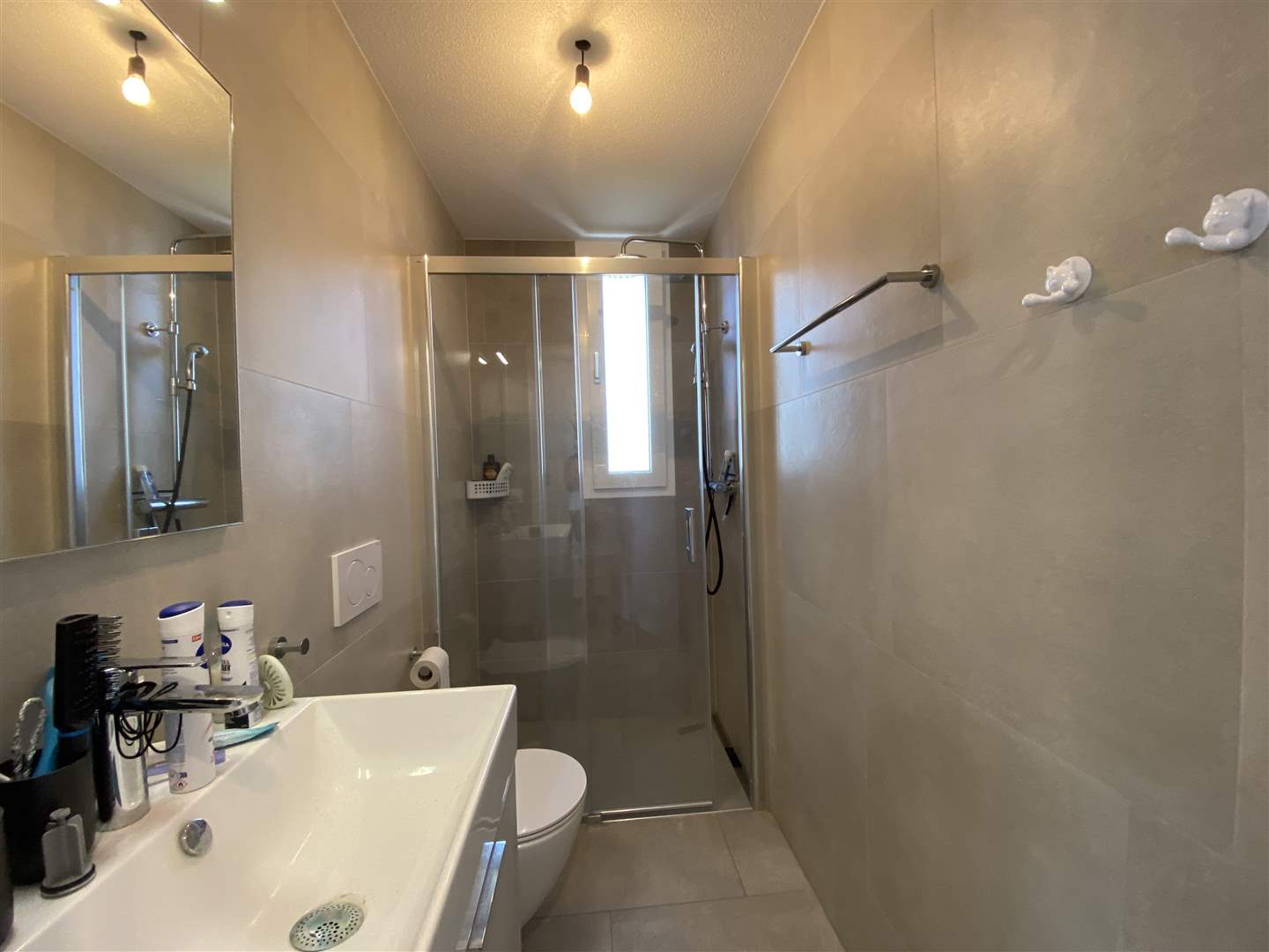 Modernes kleines Badezimmer mit Dusche