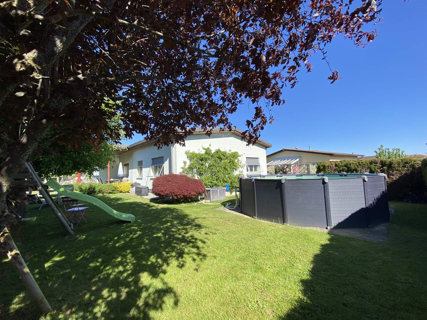 Garten mit aufblasbarem Pool und Spielbereich