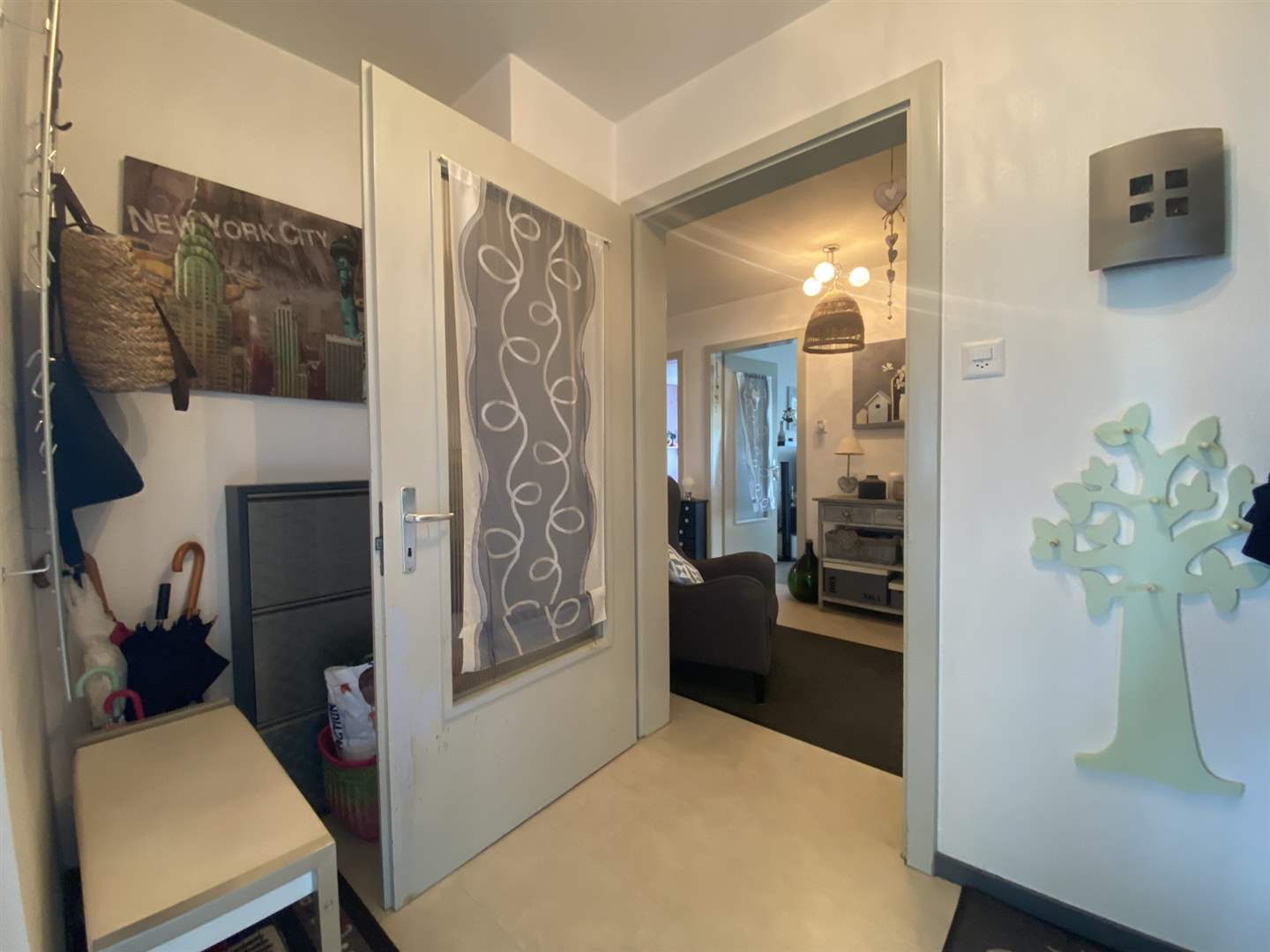 Flur mit offenem Blick in einen Wohnraum