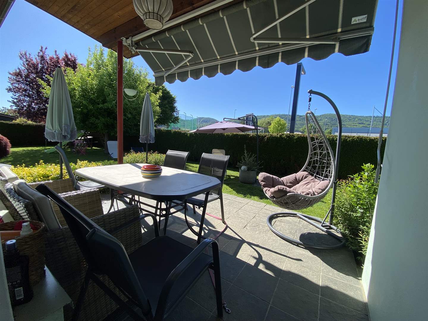 Überdachte Terrasse mit Gartenmöbeln