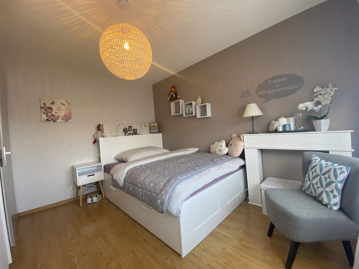 Helles Schlafzimmer mit grauen Wänden und weißem Bett