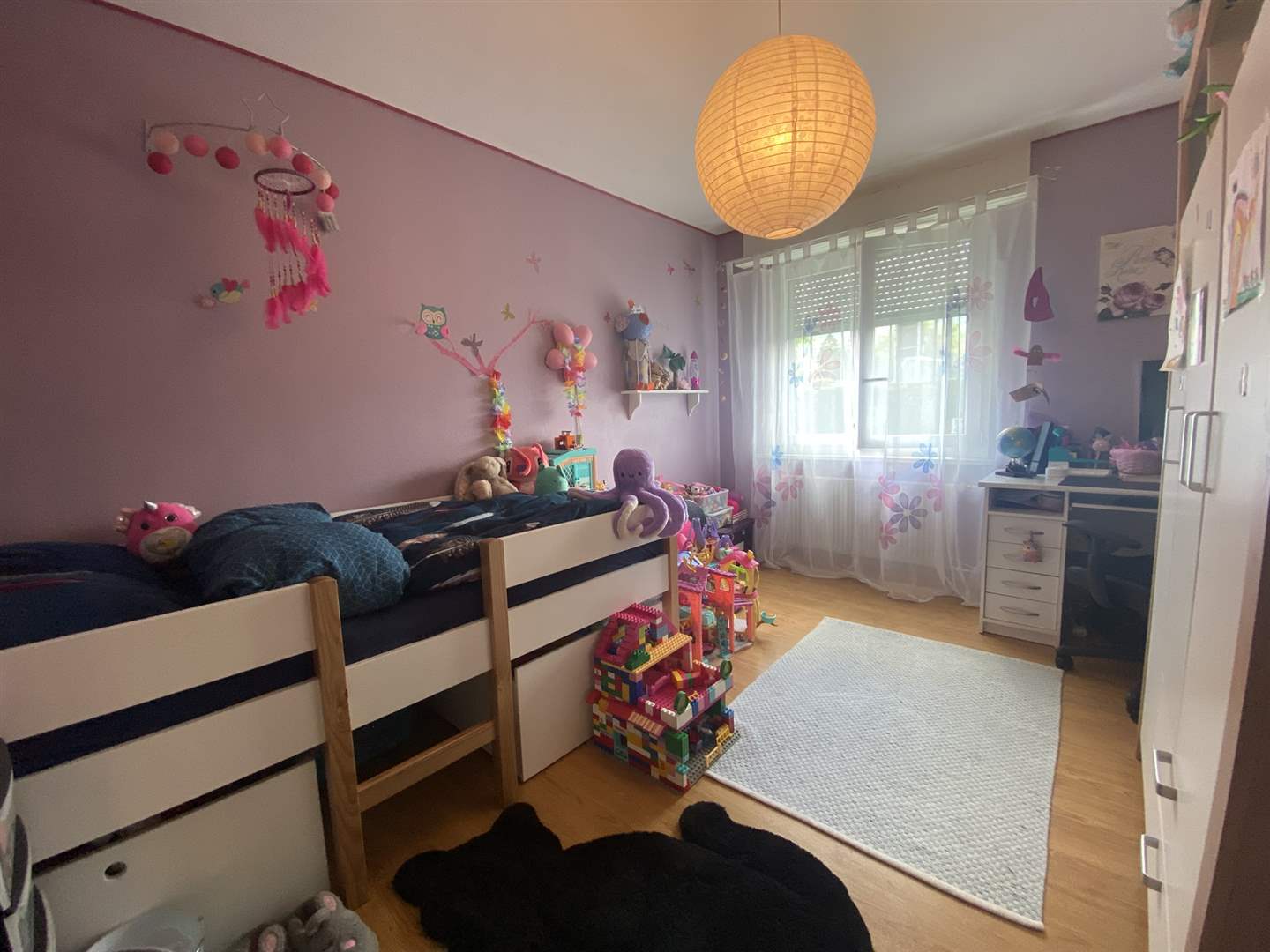Kinderzimmer mit Spielbereich