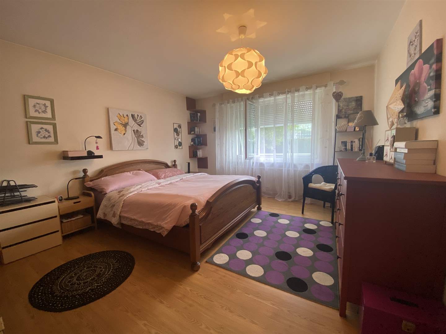 Schlafzimmer mit Doppelbett und Fenster