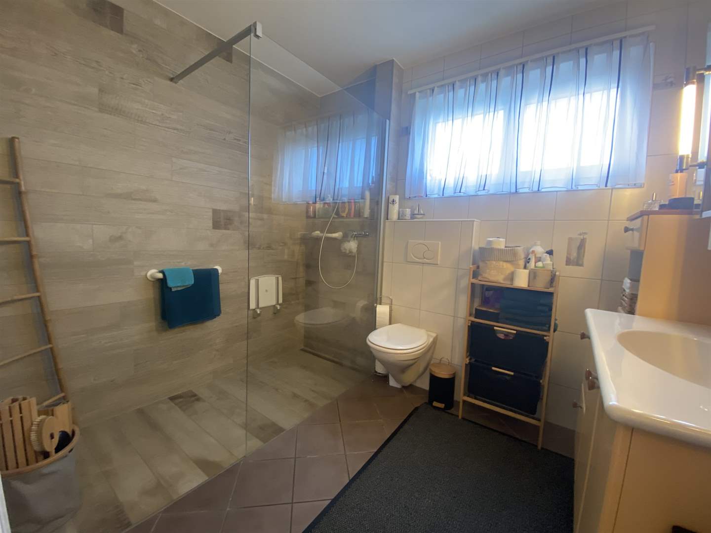 Modernes Badezimmer mit Walk-in-Dusche