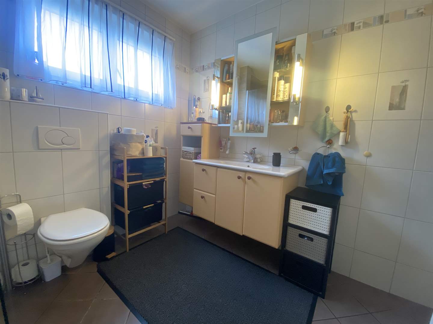 Kompaktes Badezimmer mit Waschtisch und WC