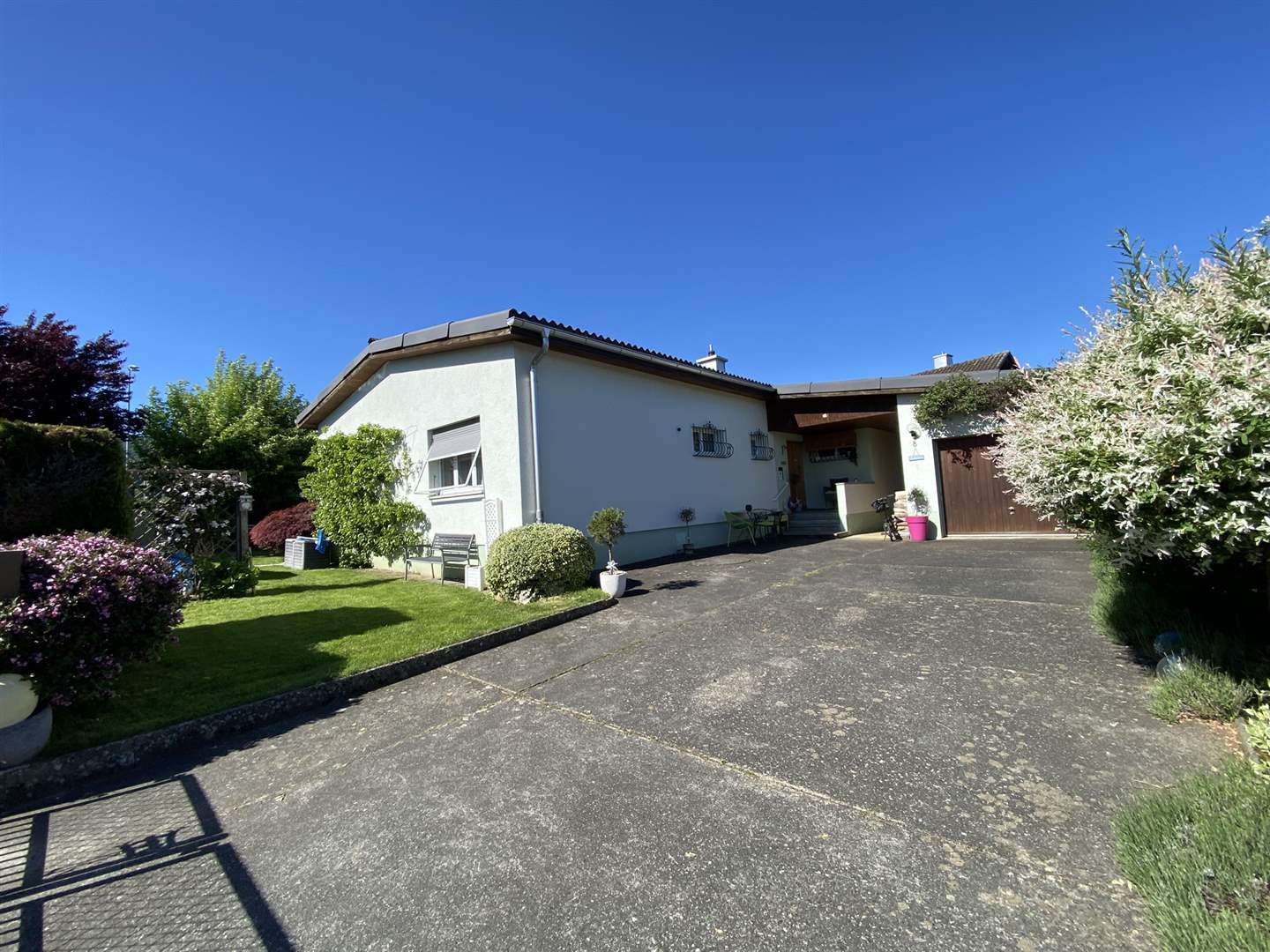 Einfamilienhaus mit Auffahrt und Garten