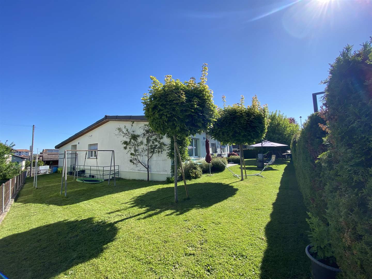Großer Garten mit Einfamilienhaus und Spielbereich