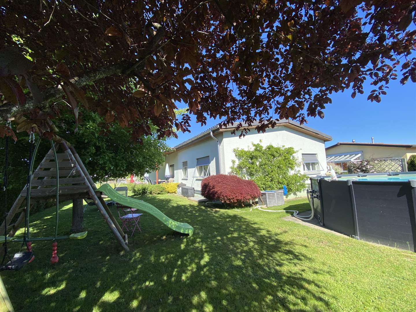 Garten mit Pool und Spielbereich