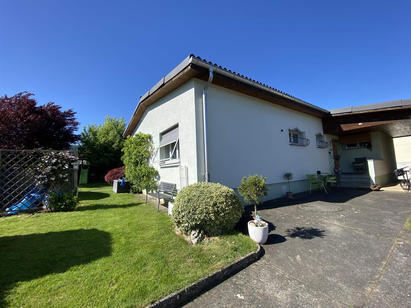 Einfamilienhaus mit Garten und Einfahrt