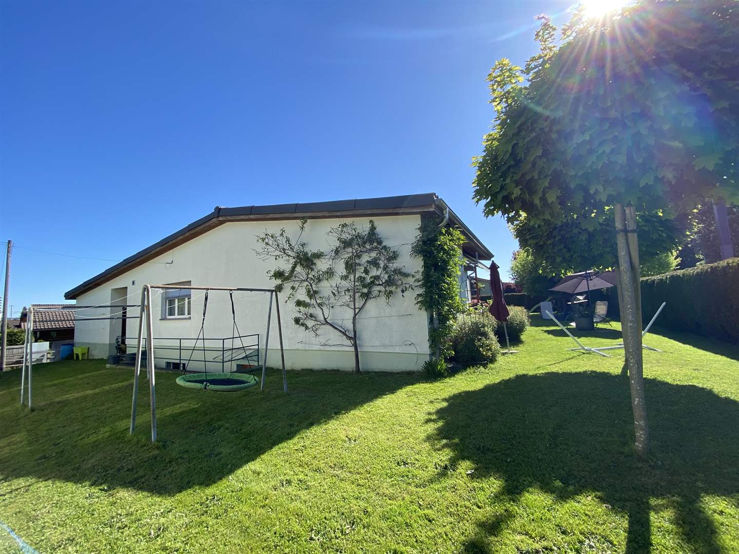Gartenansicht eines Einfamilienhauses
