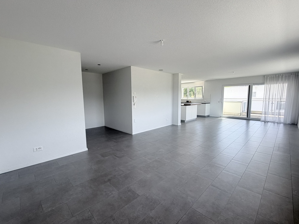 Offener Wohnbereich mit Balkon und Küchenzeile
