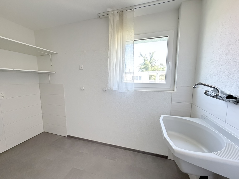 Hauswirtschaftsraum mit Waschbecken