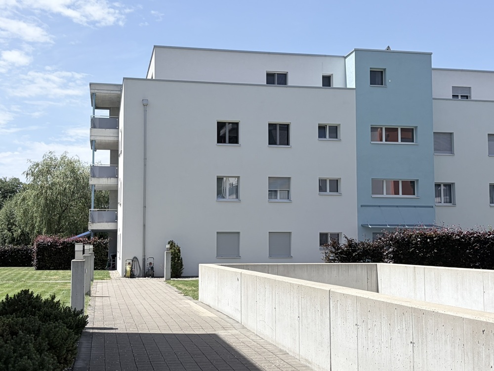 Außenansicht eines modernen Mehrfamilienhauses