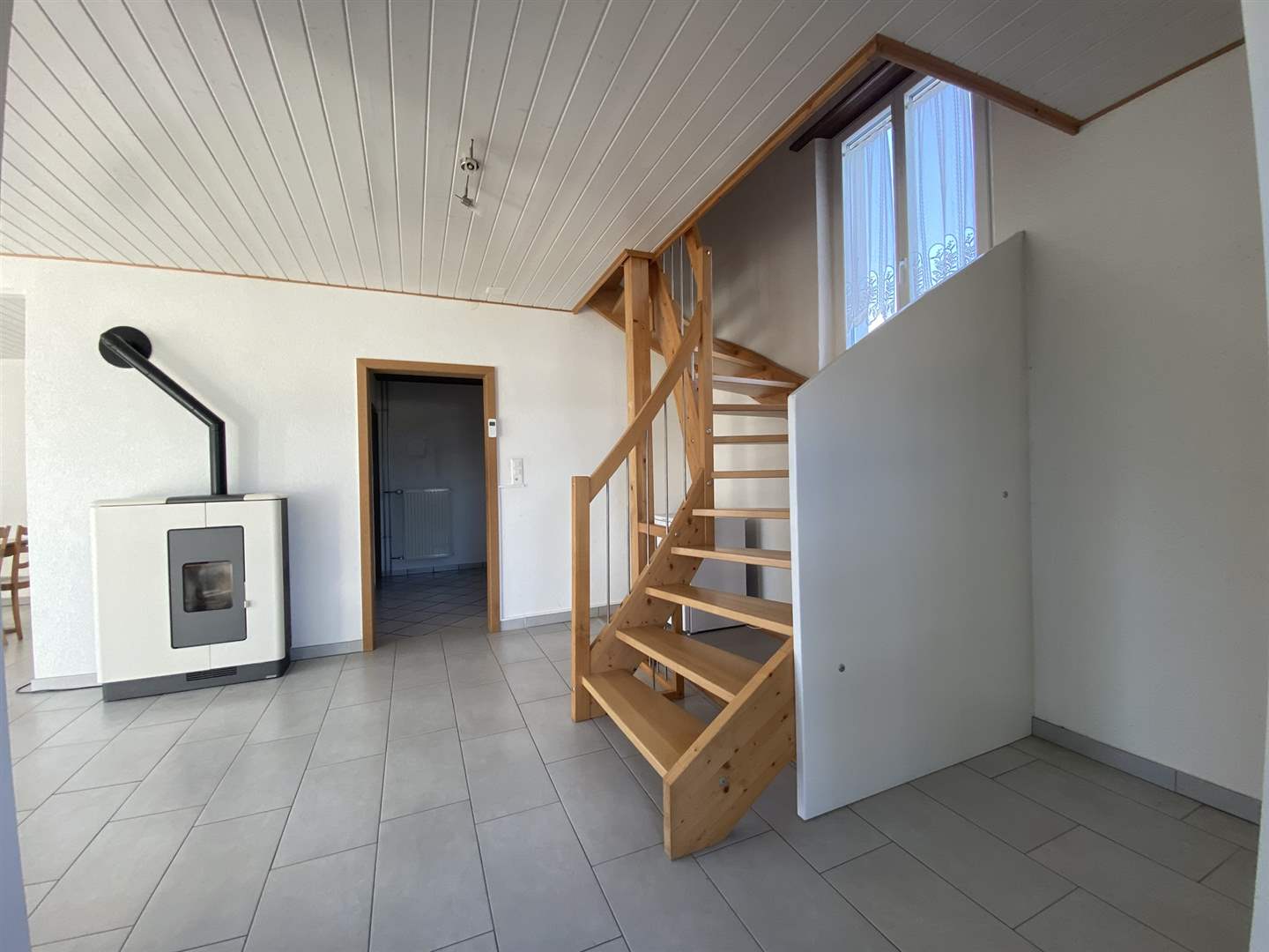 Offener Dachraum mit Ofen und Treppe