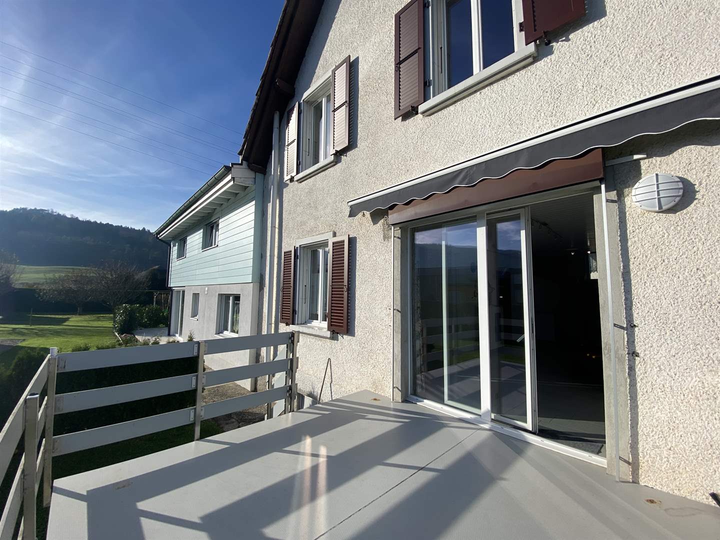 Terrasse an einem Wohnhaus mit Blick ins Grüne