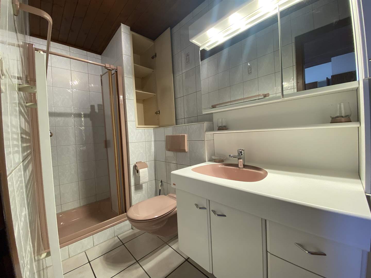 Kleines Badezimmer mit rosa Akzenten