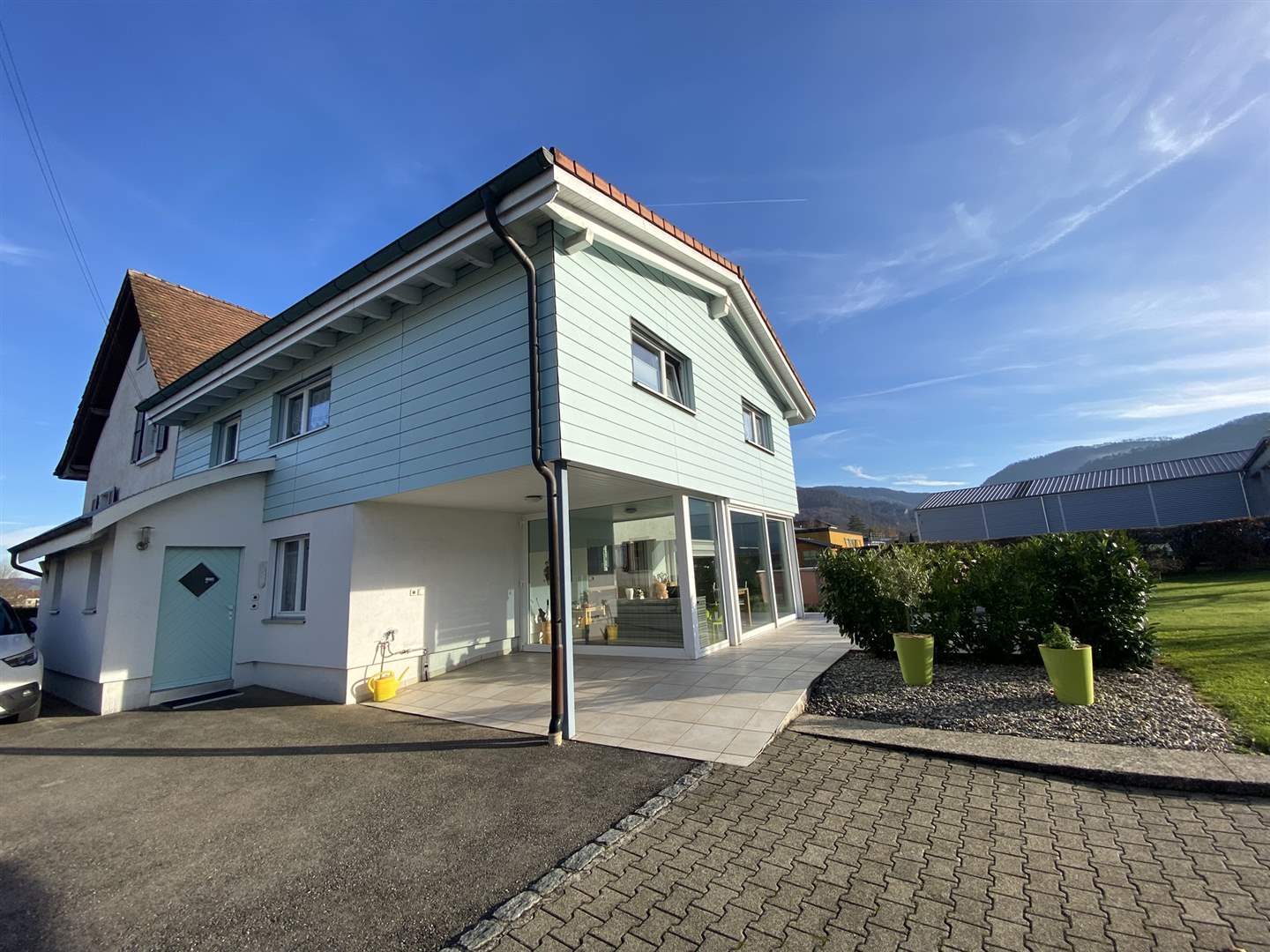 Außenansicht eines modernen Einfamilienhauses