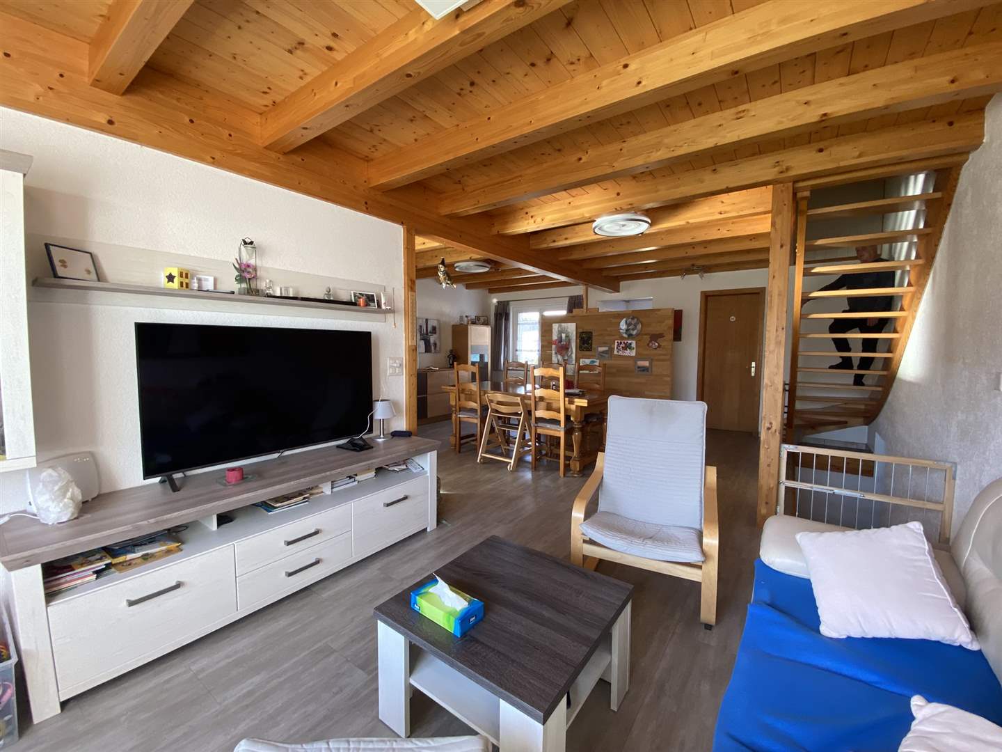 Wohnzimmer mit Essbereich und Treppe