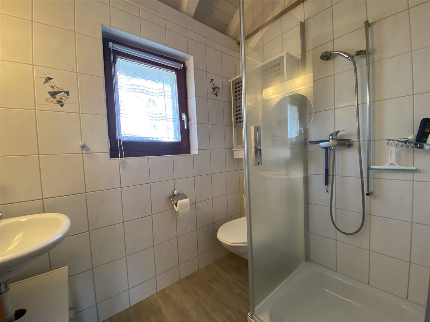 Badezimmer mit Dusche und WC