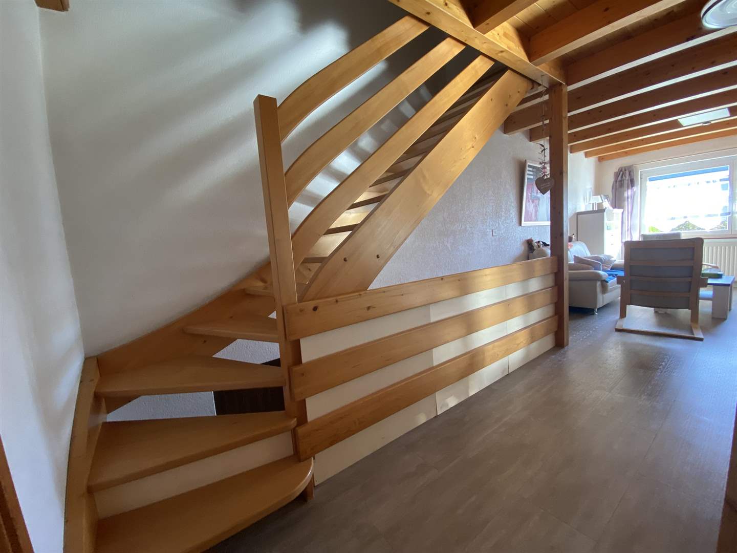 Wohnbereich mit Holztreppe