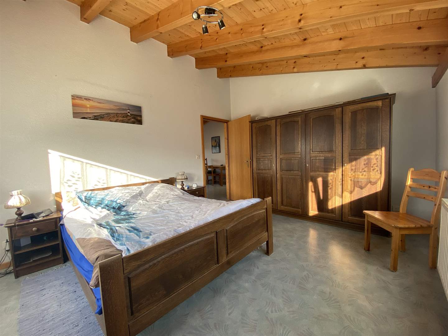 Gemütliches Schlafzimmer mit Holzdecke
