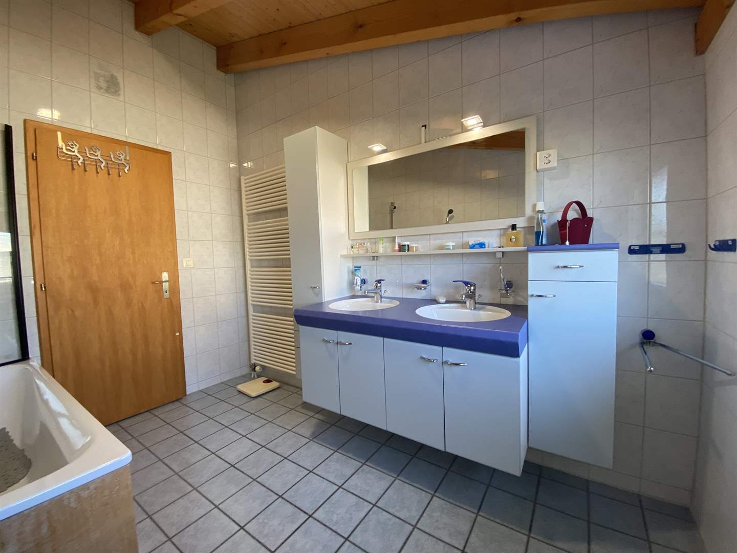 Badezimmer mit Doppelwaschtisch