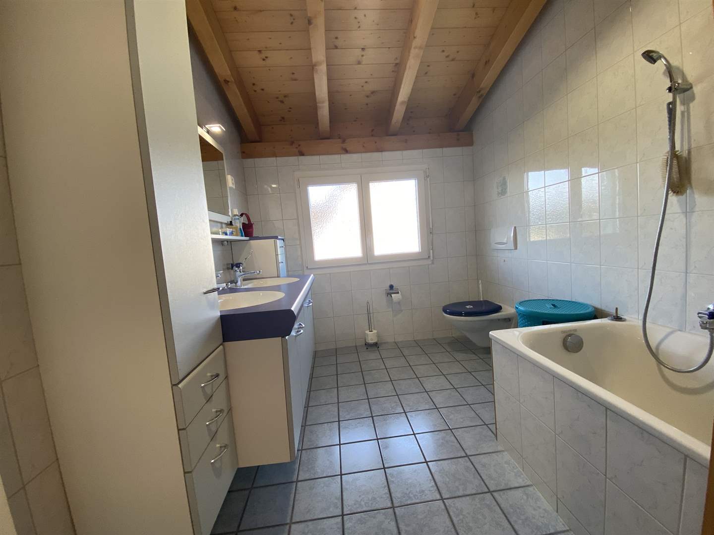 Badezimmer mit Holzdecke
