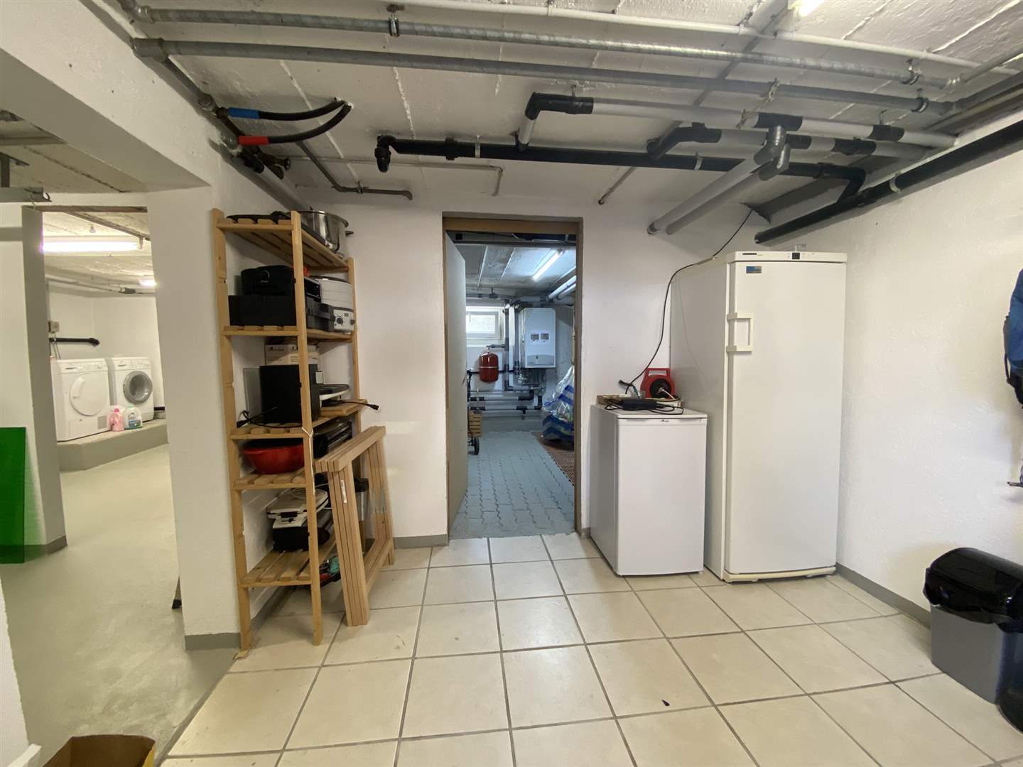 Kellerraum mit Technik und Lagerflächen