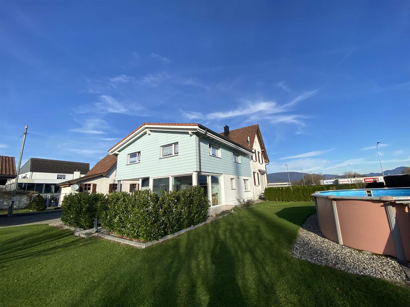 Außenansicht eines Hauses mit Garten und Pool