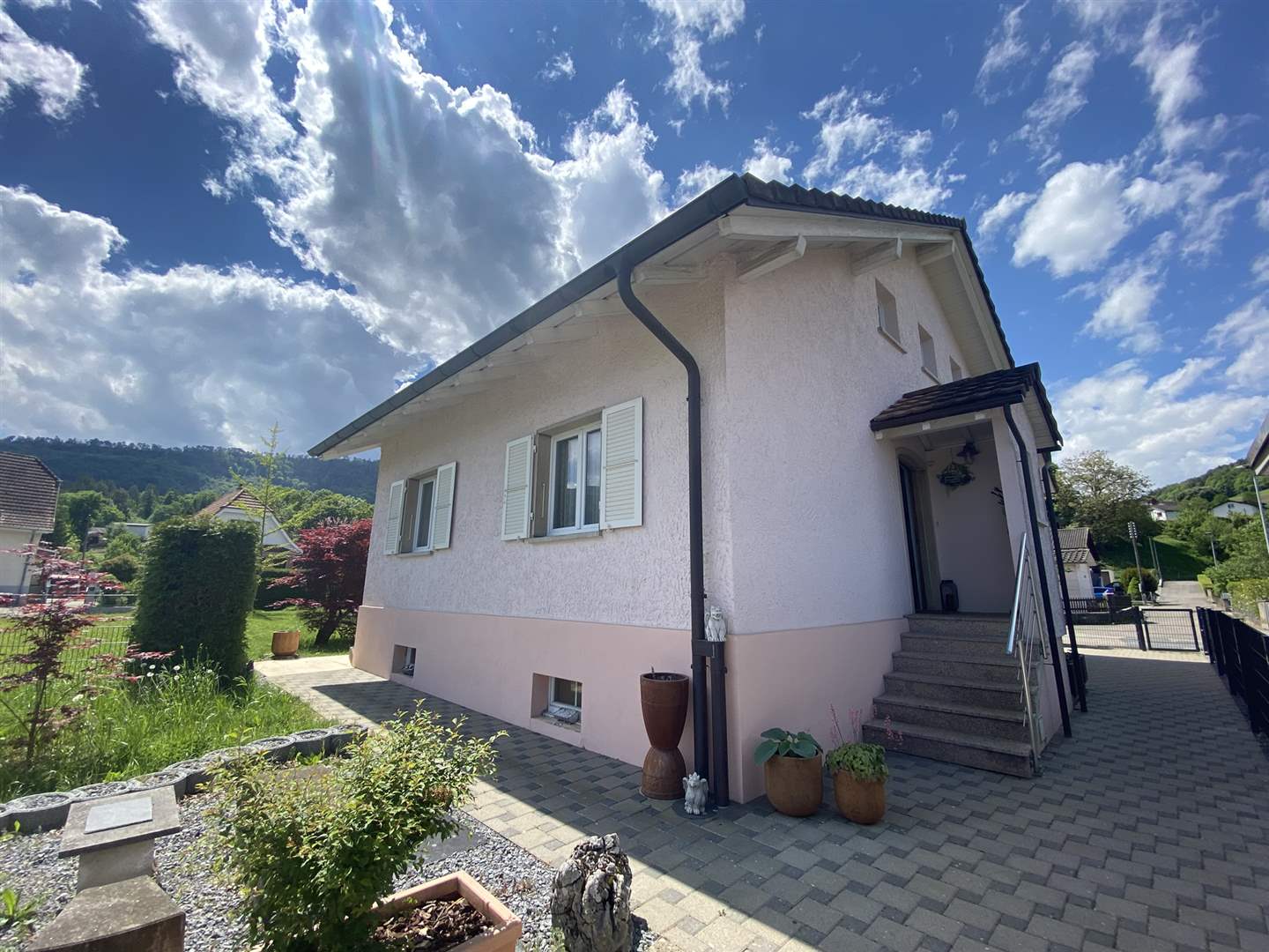 Freistehendes Einfamilienhaus mit Garten