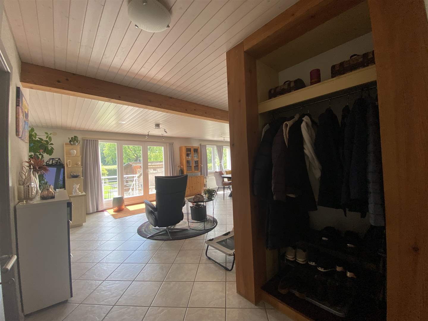 Heller Wohnraum mit offener Garderobe