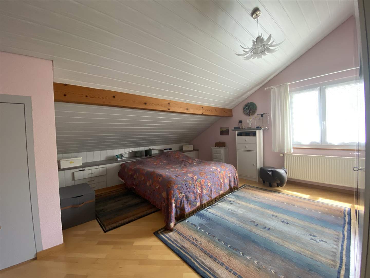 Dachgeschoss-Schlafzimmer mit Schrägdach