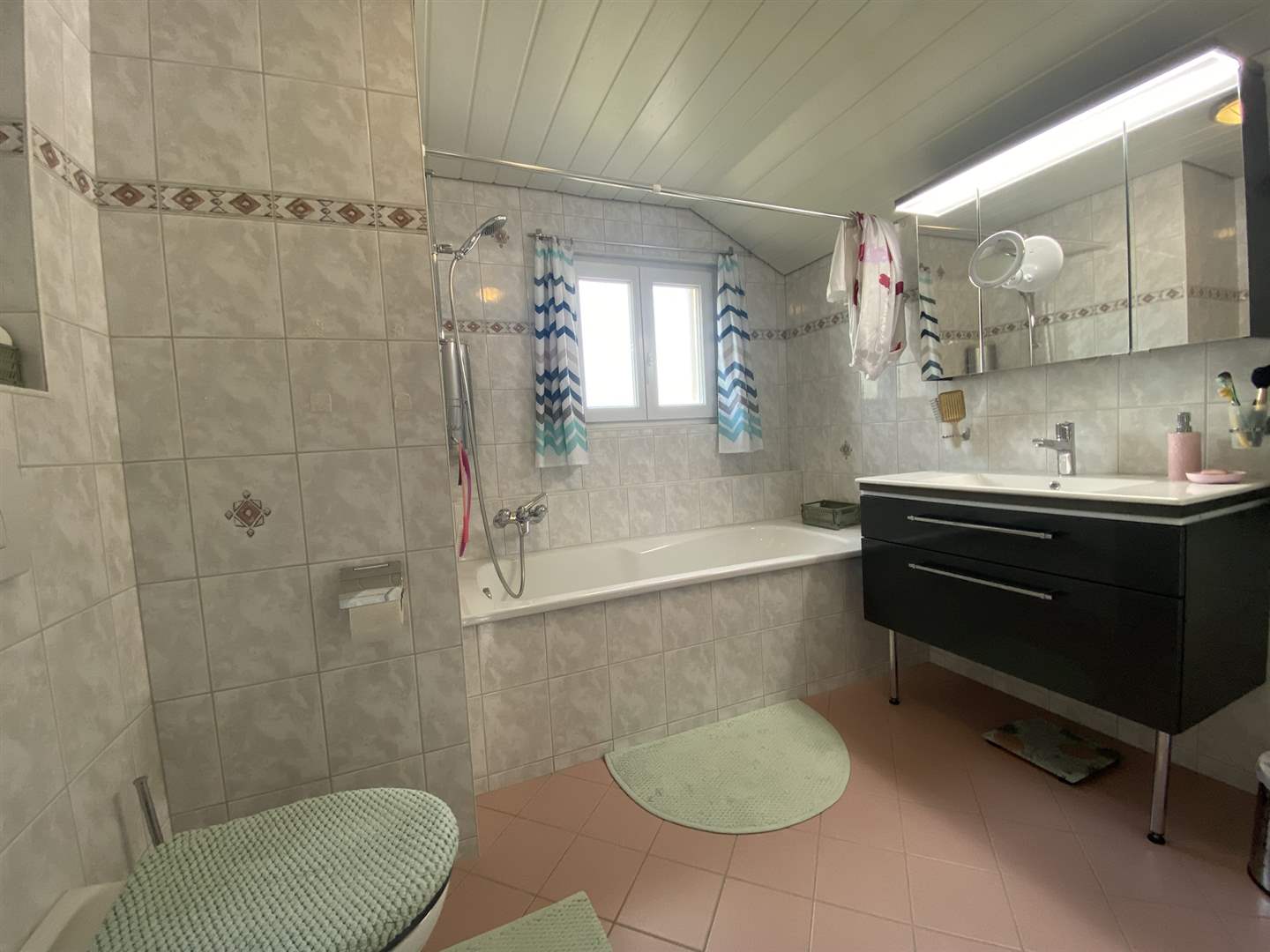 Badezimmer mit Badewanne und Waschtisch