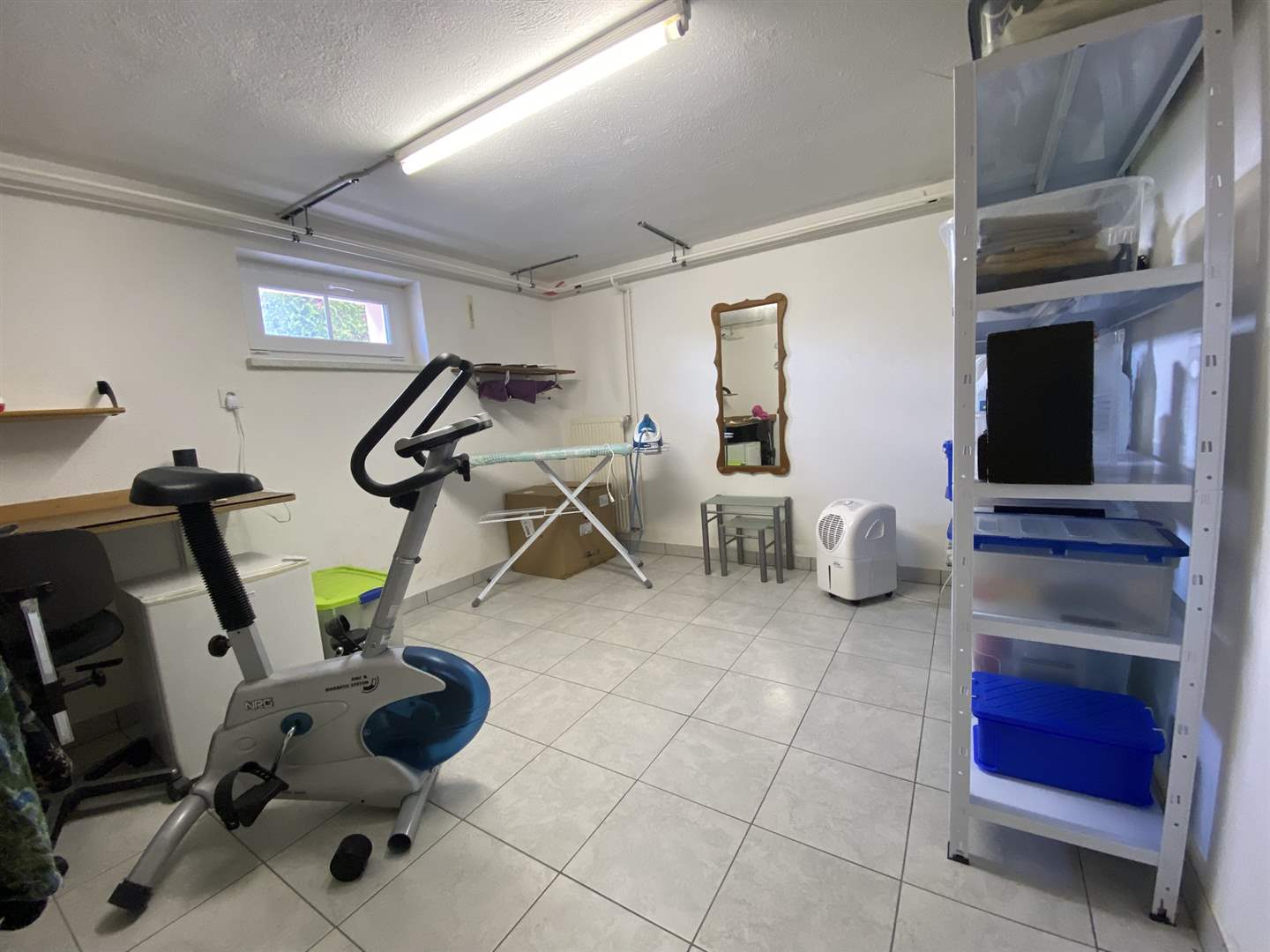 Kellerraum mit Fitness- und Lagerbereich
