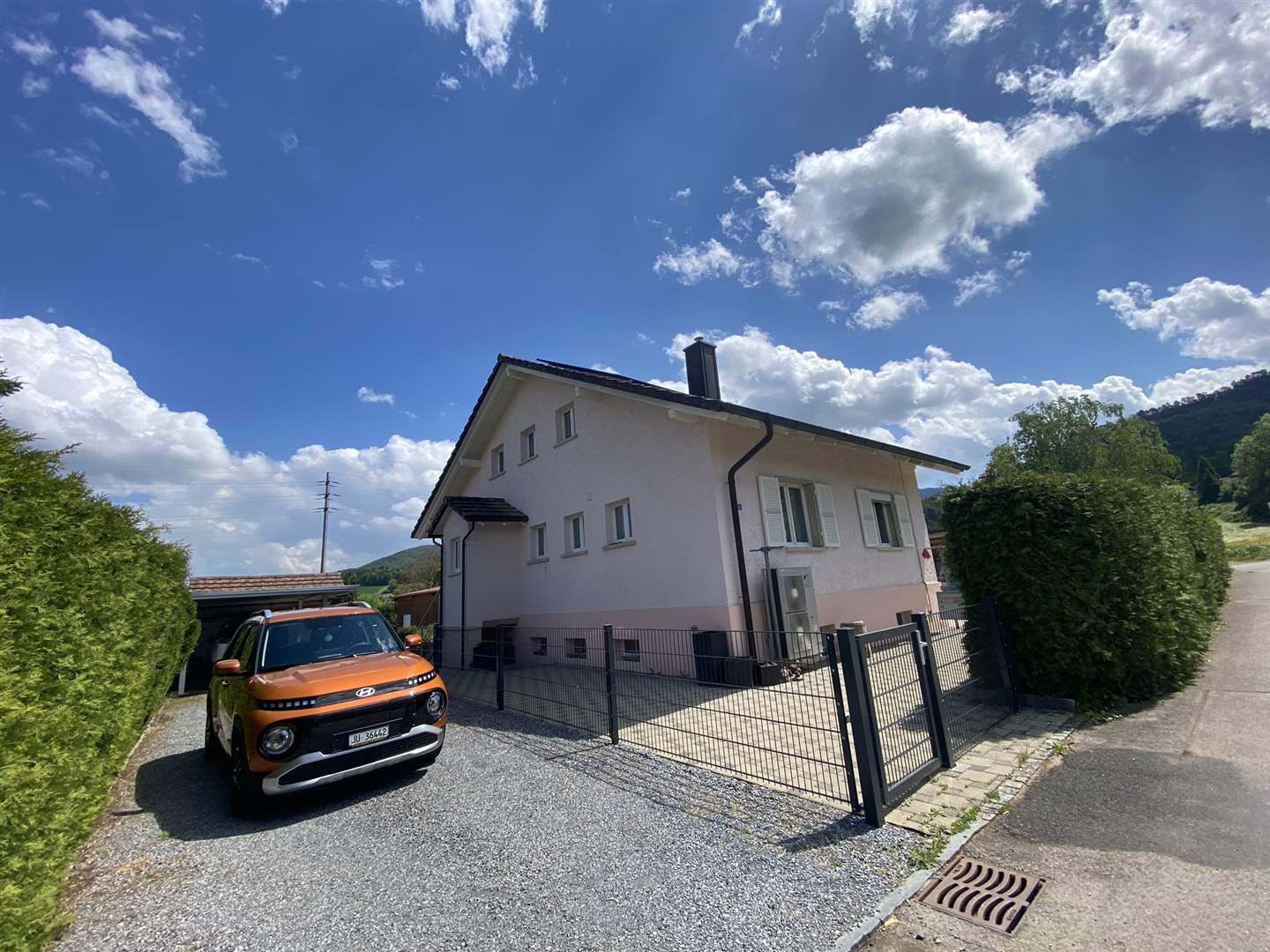 Einfamilienhaus mit Einfahrt und Gartenumgebung