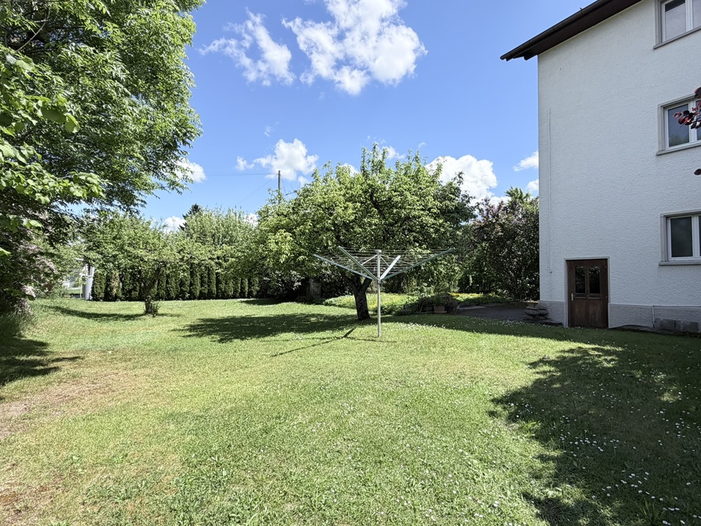 Großer Garten mit Hausfassade
