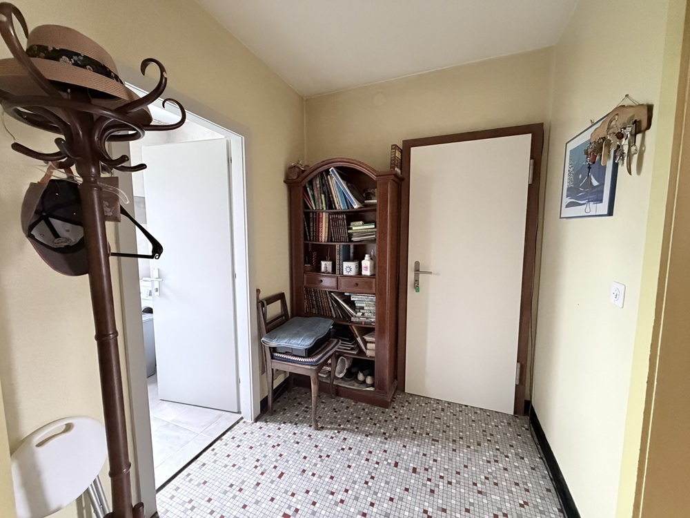 Eingangsbereich mit Garderobe und Regal