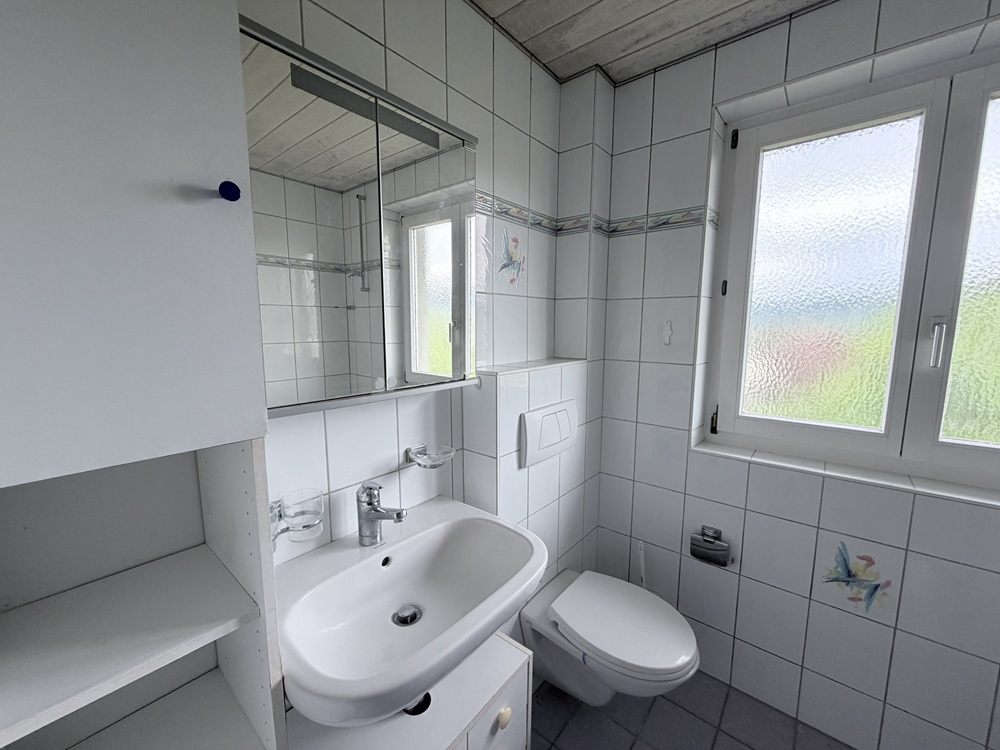 Kleines Bad mit Fenster und Waschbecken