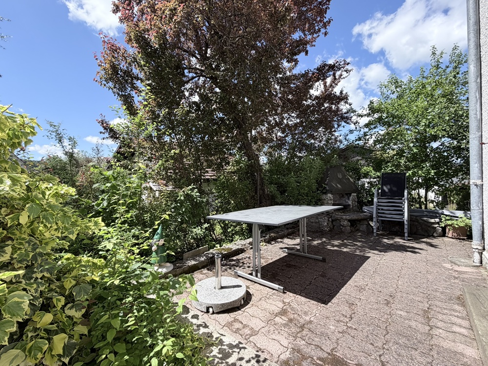 Garten-Terrasse mit Sitz- und Grillbereich