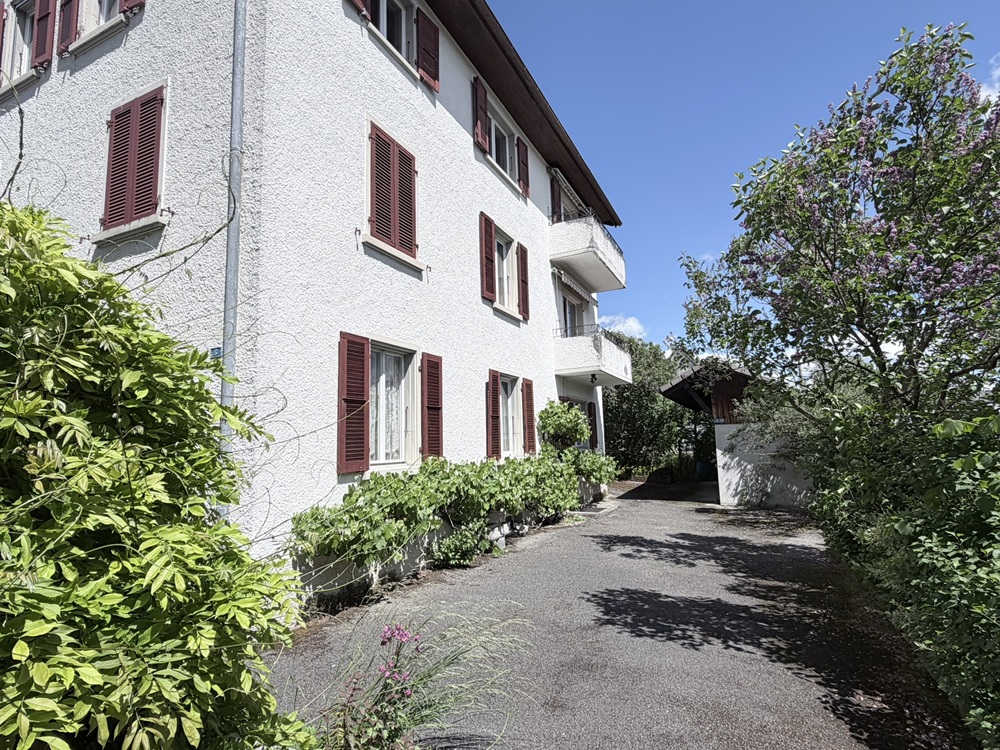 Wohnhaus mit Gartenzufahrt