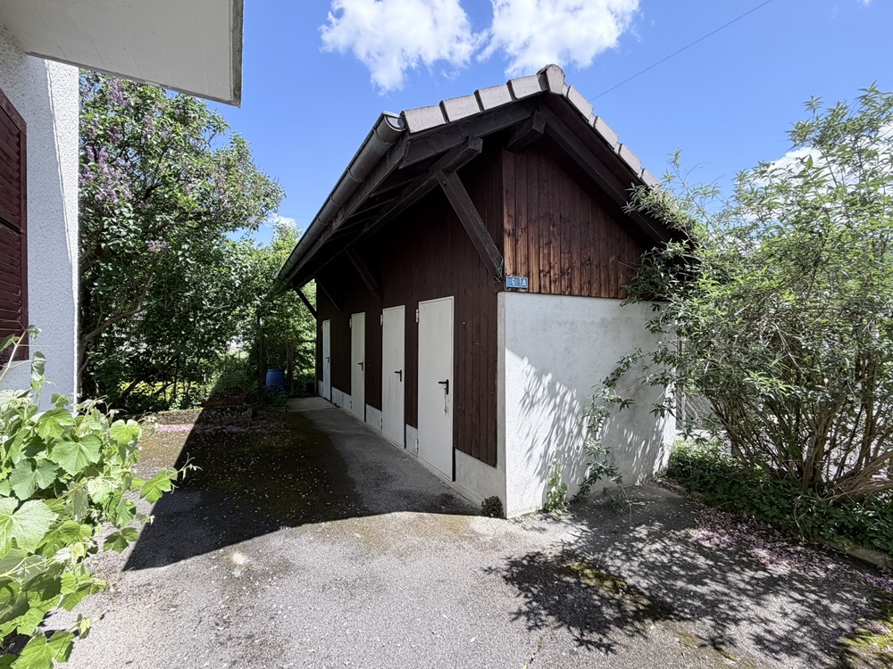Außenansicht eines Nebengebäudes mit Holztoren