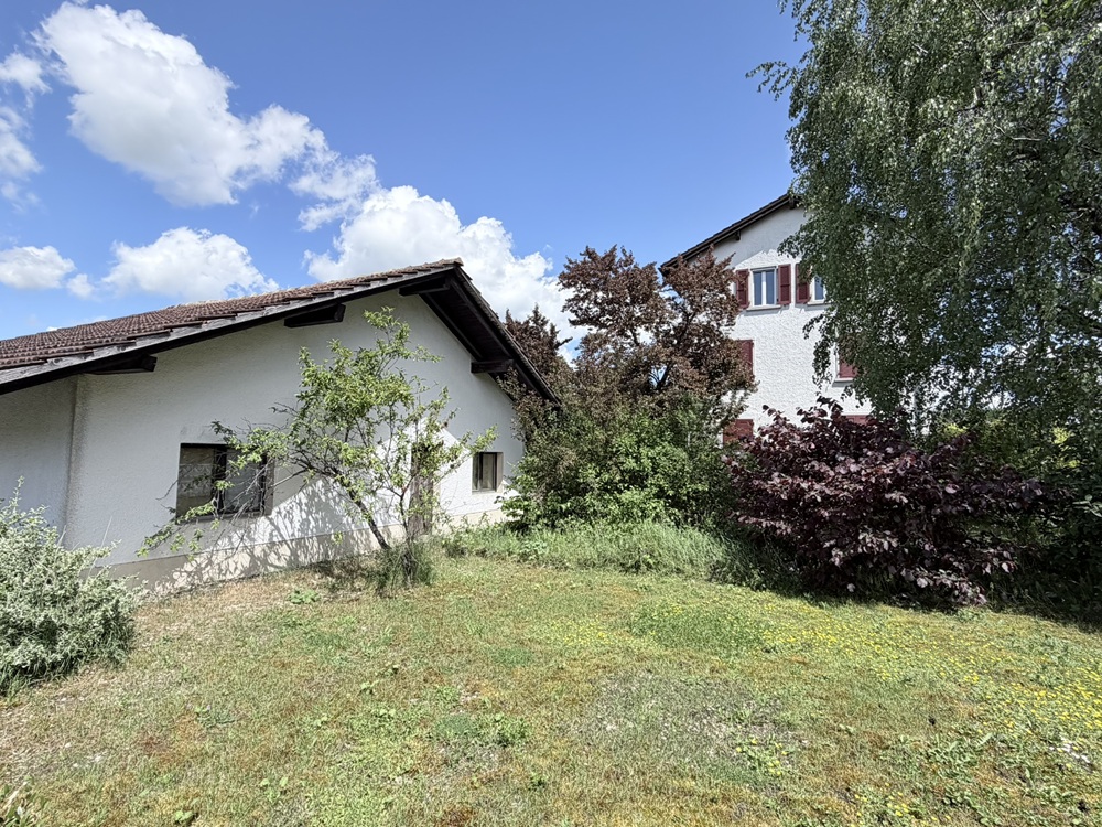 Außenansicht eines Hauses mit Garten